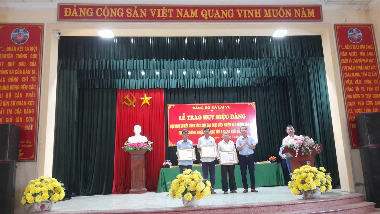 Đảng Bộ xã Lai Vu trao Huy hiệu Đảng và sơ kết công tác Đảng 6 tháng đầu năm 2024
